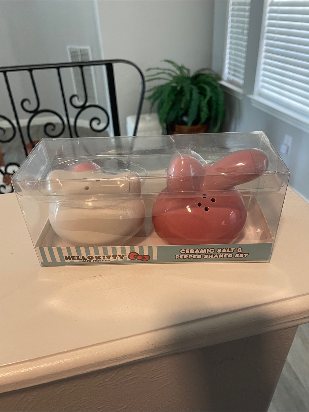 Hello Kitty Ceramic Salt & Pepper Shaker Set with Mint Character Water Bottle - Picture 3 of 10